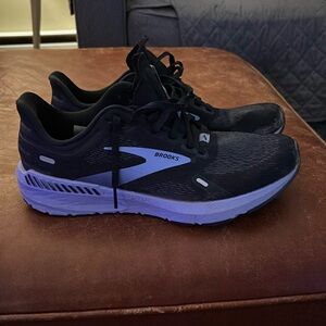 Brooks Launch GTS 9